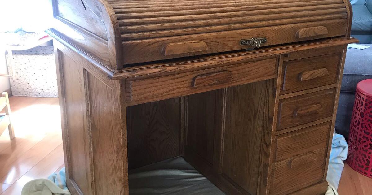 Oak Crest roll top desk like new for 140 in Tijeras, NM For Sale