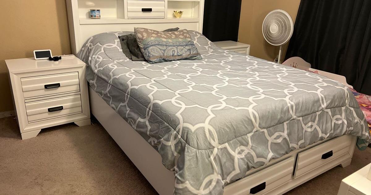 Kane’s furniture full bedroom set for 800 in Malden, MA For Sale