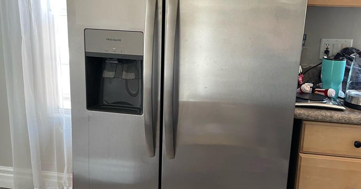 Like new Frigidaire FRSS2623AS with water & ice dispenser 900