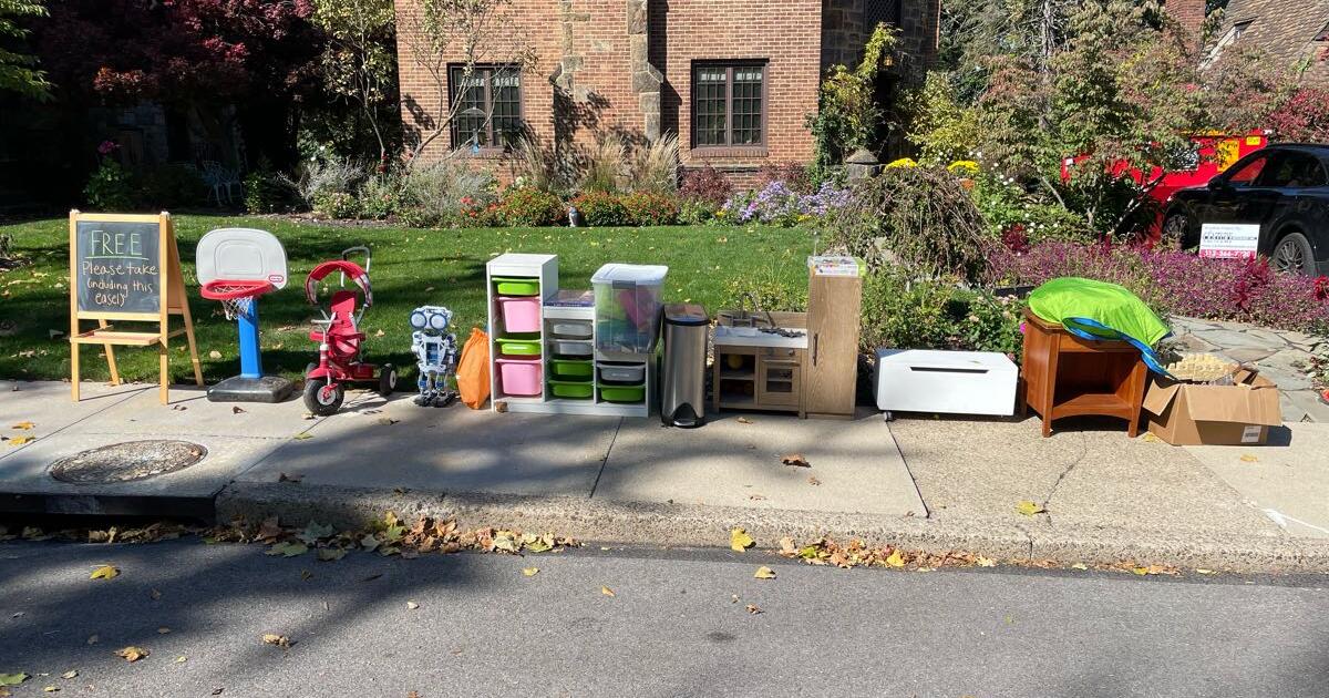 FREE curb alert Lot of kids’ toys and storage! Pottery barn