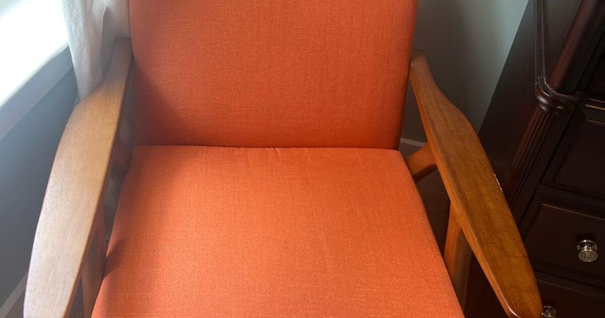 Side chair for 40 in Apex, NC For Sale & Free — Nextdoor