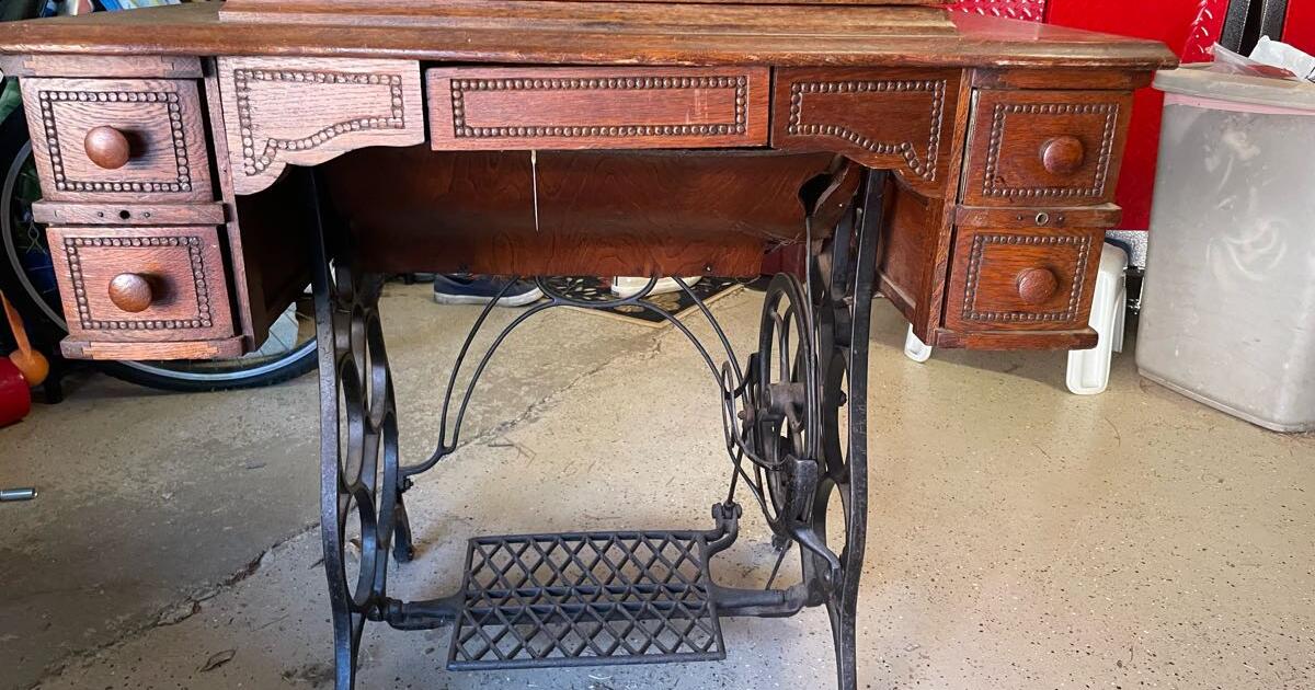 Antique Windsor B Treadle Sewing Machine for 70 in Collierville, TN