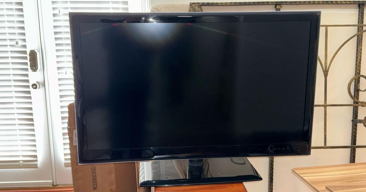 LG LED/LCD TV 42LE5400 for parts or repair for Free in Atlanta, GA