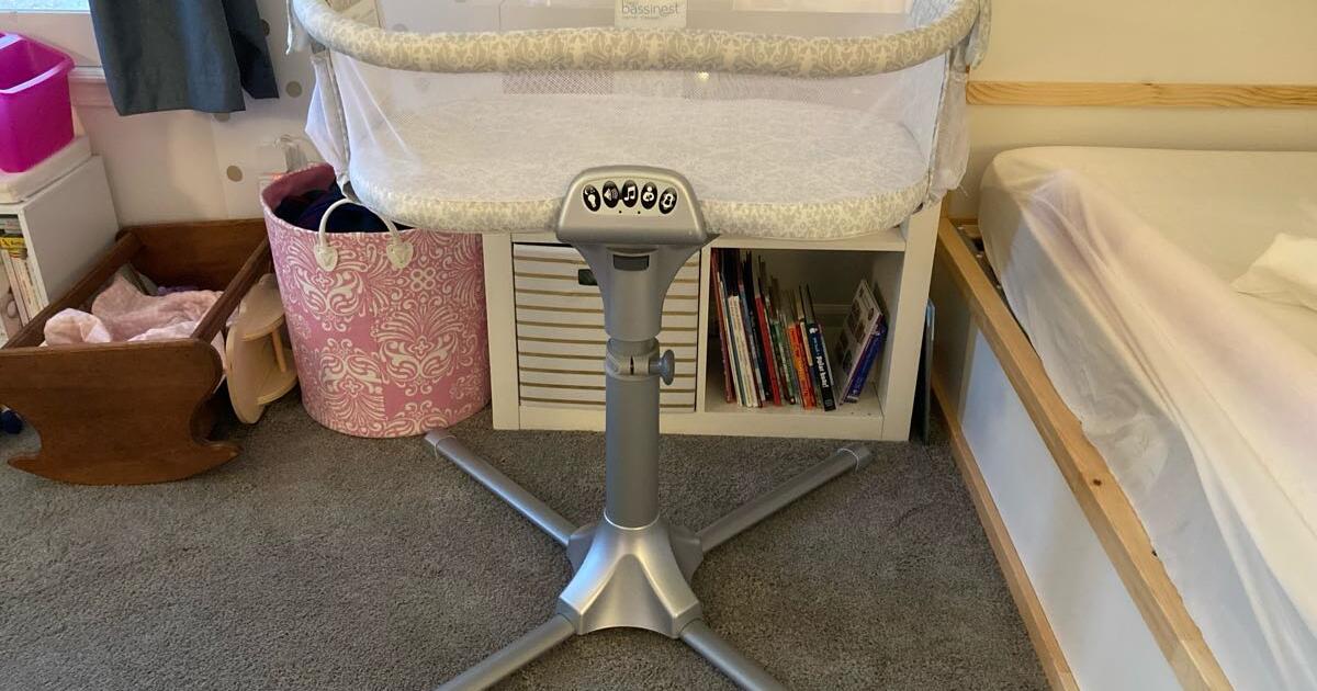 HALO Bassinest Swivel Sleeper with accessories for 100 in Indianapolis