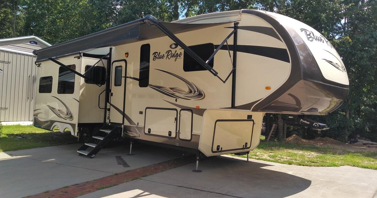 Excellent Condition 2015 Blue Ridge 5th Wheel for 24430 in Lexington