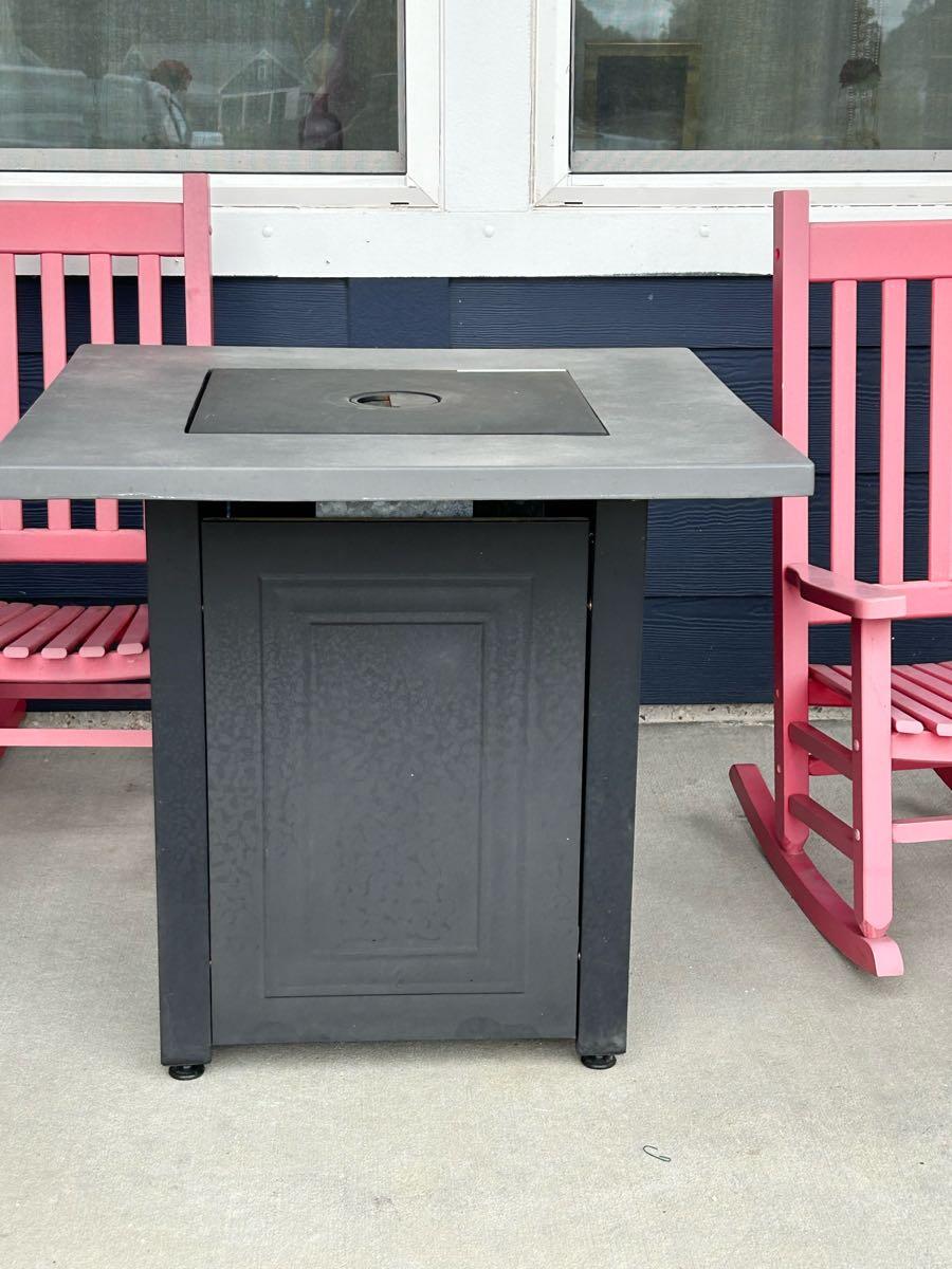 Patio furniture plus gas fire pit for 700 in Bluffton, SC For Sale