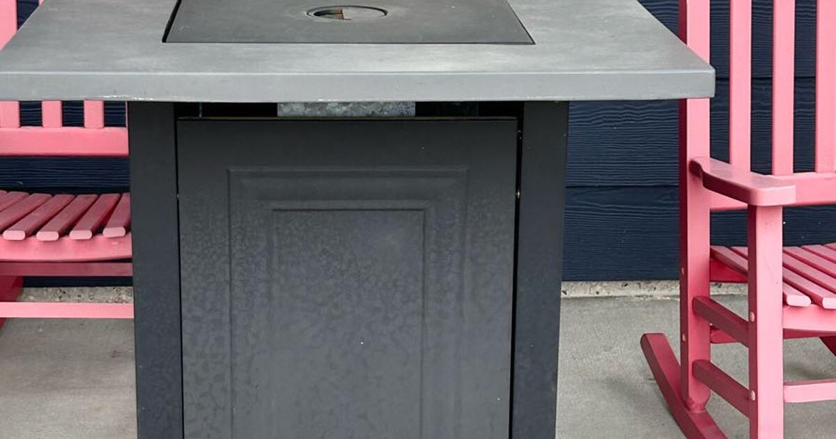 Patio furniture plus gas fire pit for 700 in Bluffton, SC For Sale