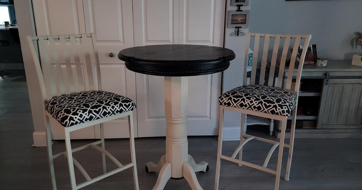 High Top Table With 2 Chairs for 150 in Palm Harbor, FL For Sale