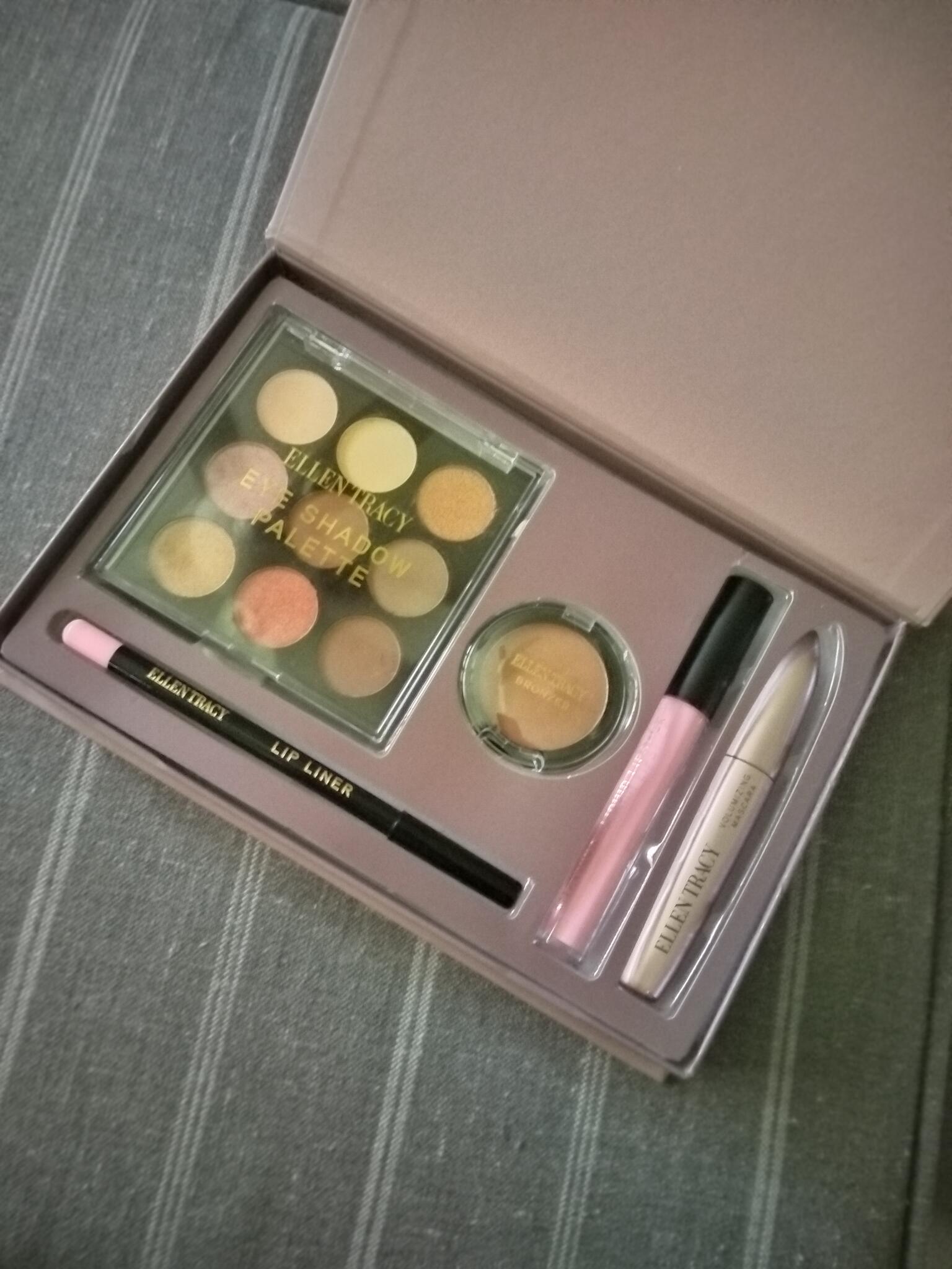 Ellen Tracy Makeup Set