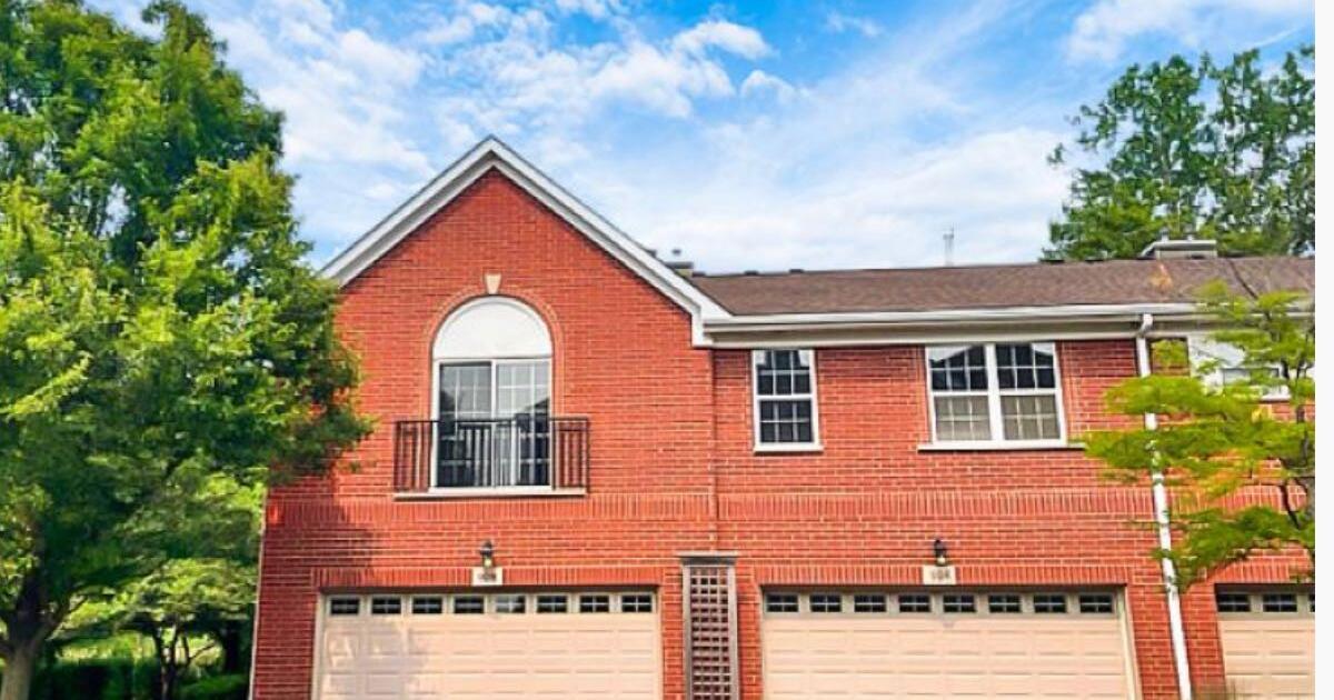 Beautifully Renovated Townhouse for 369000 in Glenview, IL For Sale