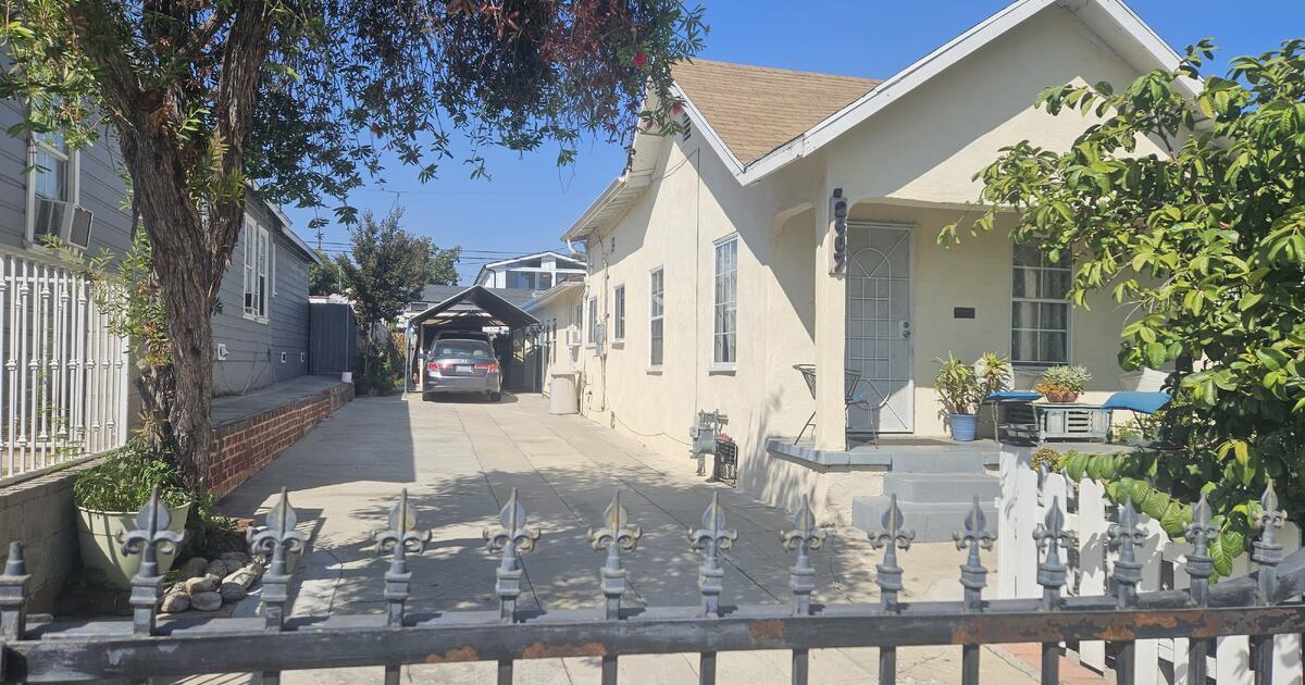 2 Bedroom House For Rent Nov 13 for 2000 in Los Angeles, CA For Sale