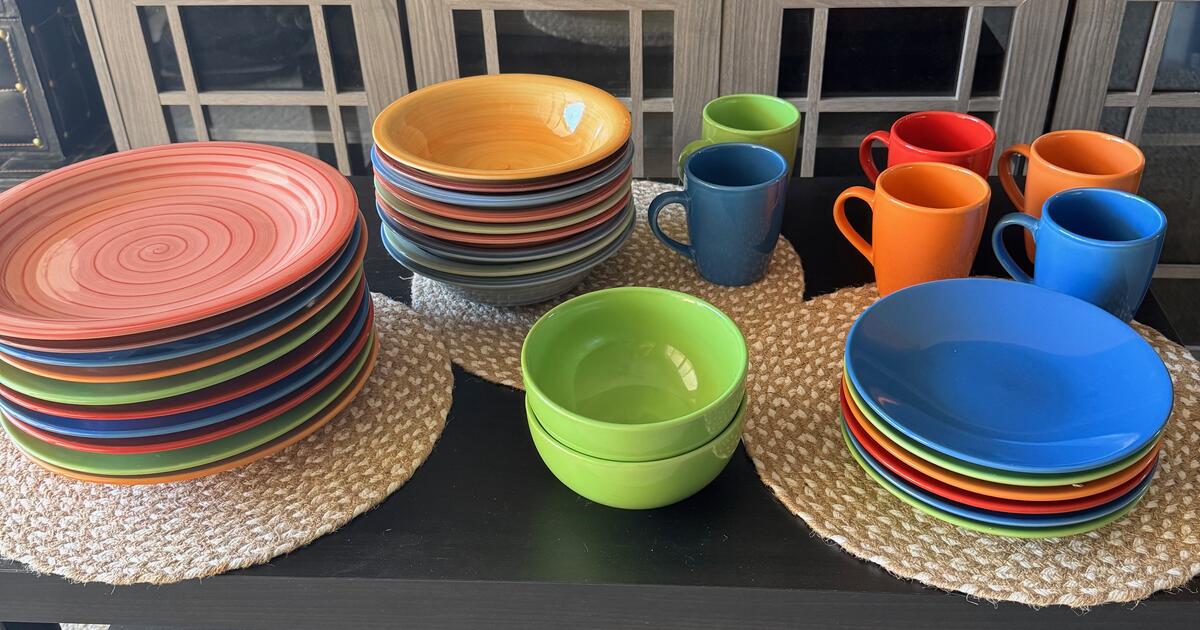 FUN and COLORFUL set of dinnerware, including dinner plates,side plates ...