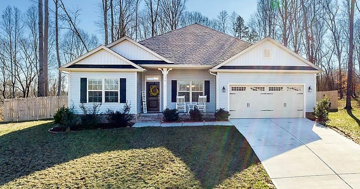 Beautiful Ranch Home in Northlake Community of Statesville for 385000