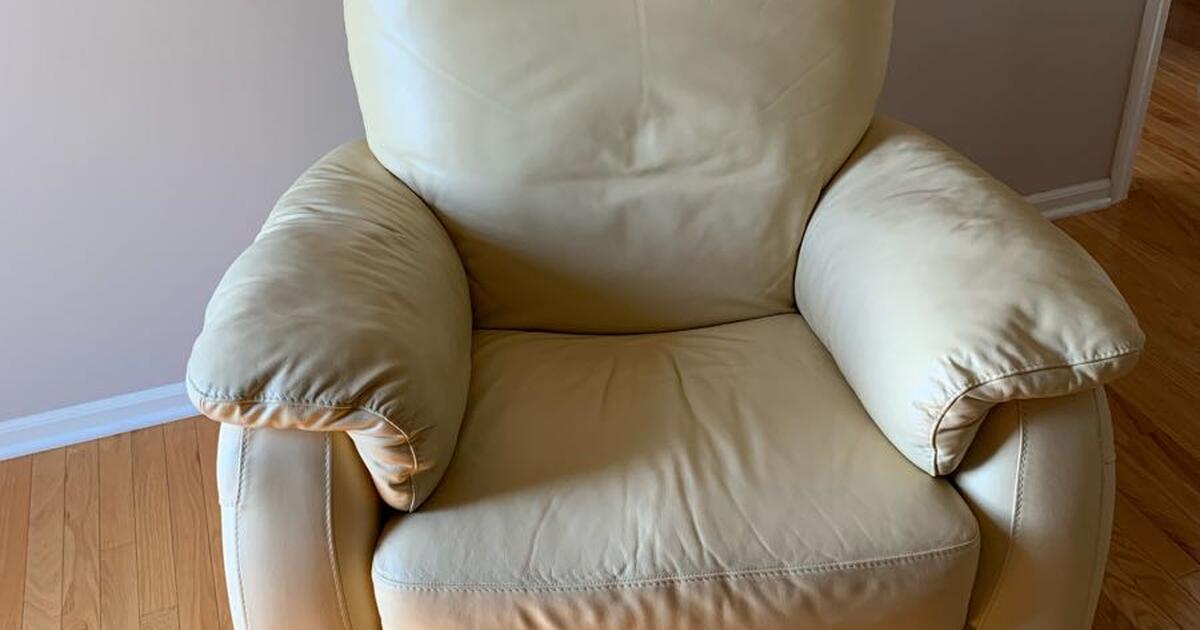 Recliner Italian Leather Natuzzi. 300 for 300 in Omaha, NE For Sale