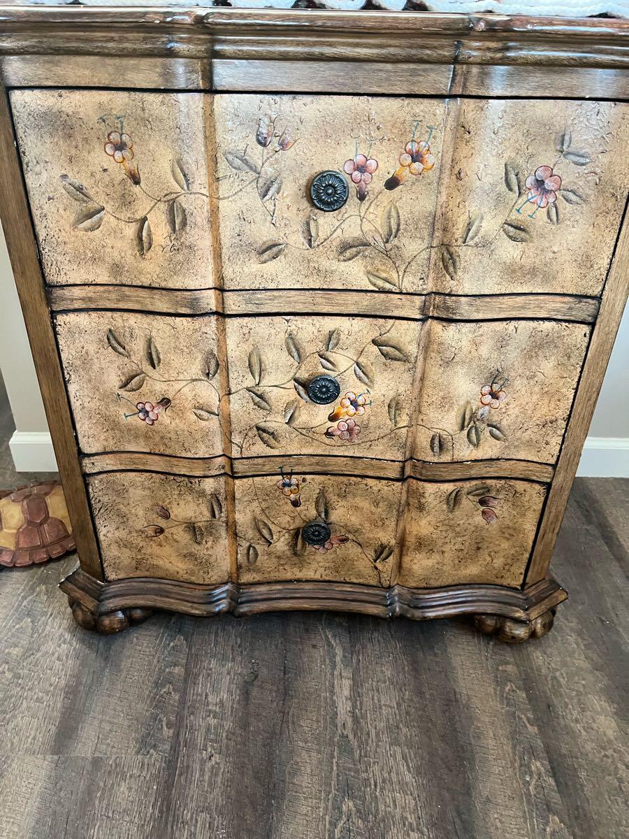 Small dresser, three drawer, excellent condition, pick up only 40.00