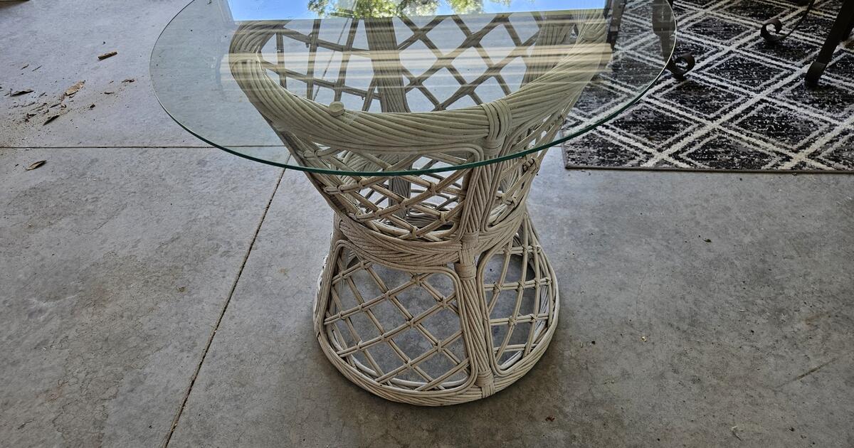 White Wicker Rattan Glasstop Table 30 Diameter for 50 in Port