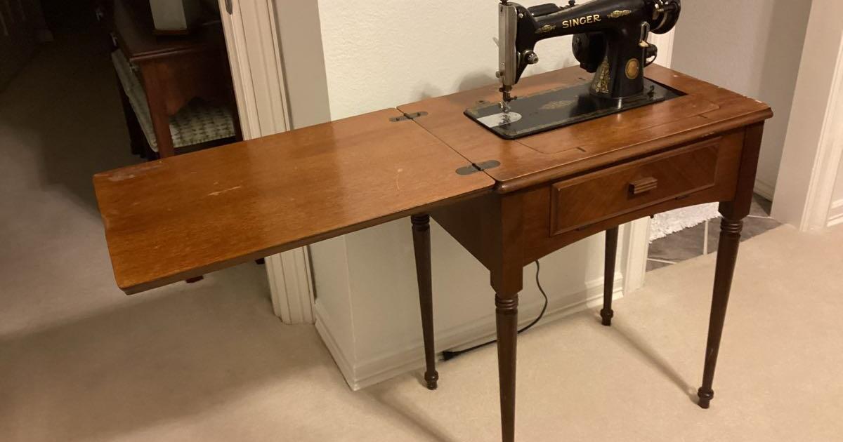 Antique Singer sewing machine in wood for 125 in Plano, TX