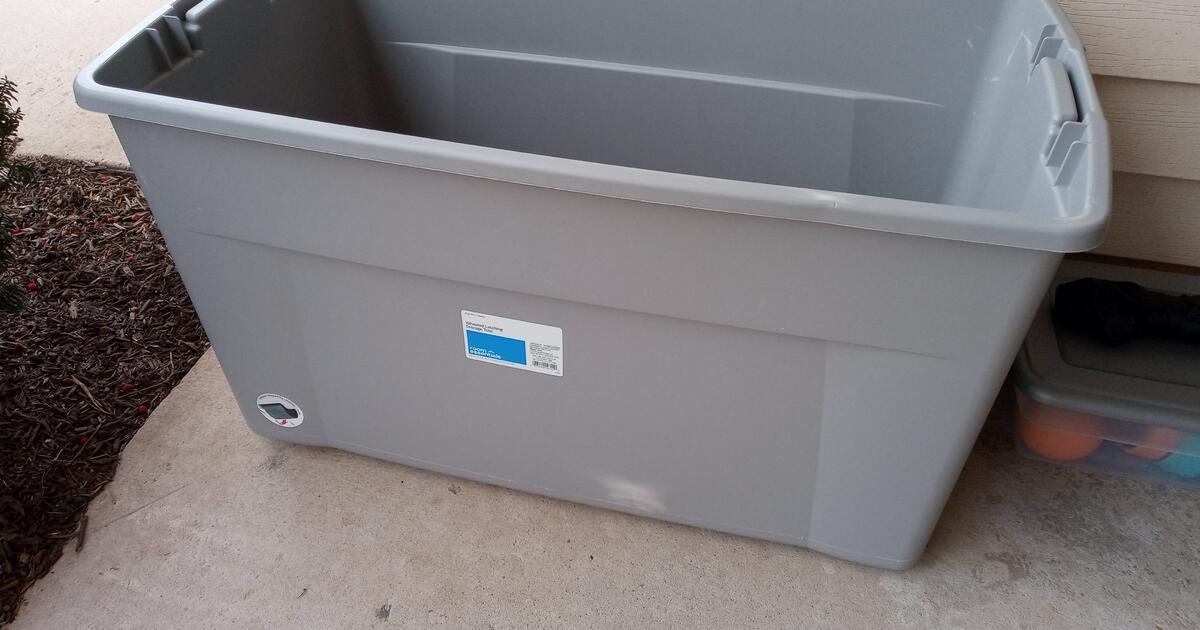 Wheeled Plastic Tote Bin For Free In Harrisburg, Pa 