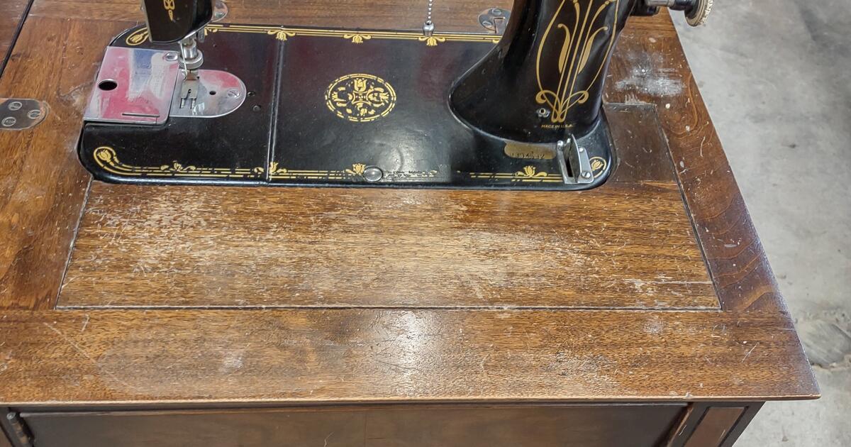 Sewing Machine with Folding for 25 in Spokane, WA For Sale