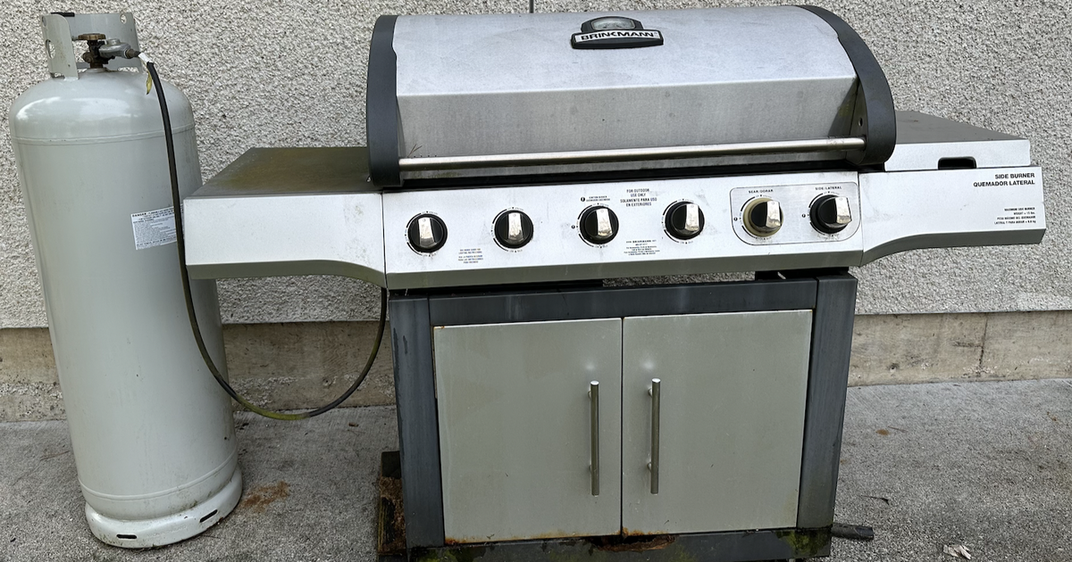 LOWER PRICE! Must go! Brinkman Gas Grill and HUGE propane tank 75 full