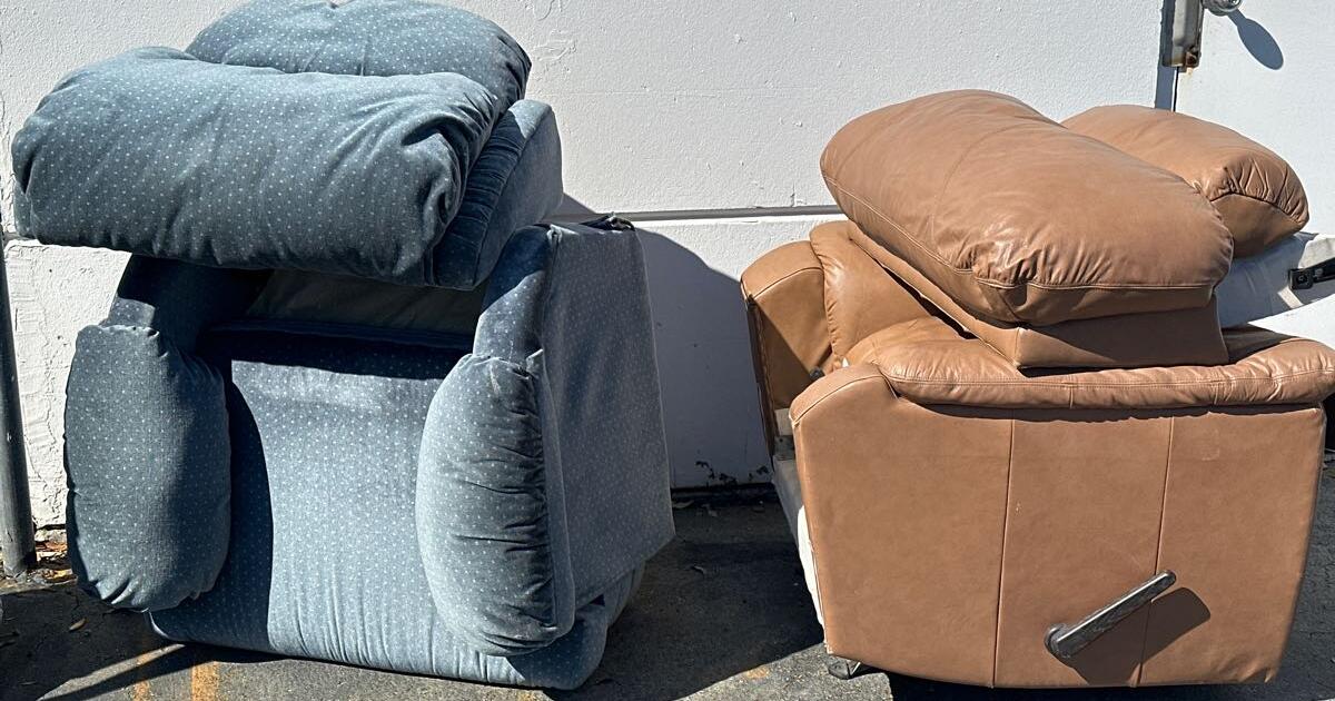 Two free lounge recliners in excellent condition. for Free in Fort