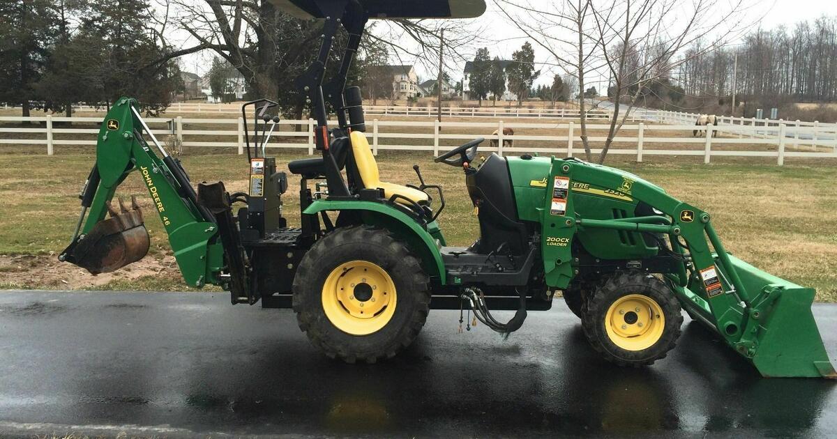 2012 John Deere 2320 Diesel Tractor w/JD Loader & JD Backhoe for 3500 in Northwoods, MO For