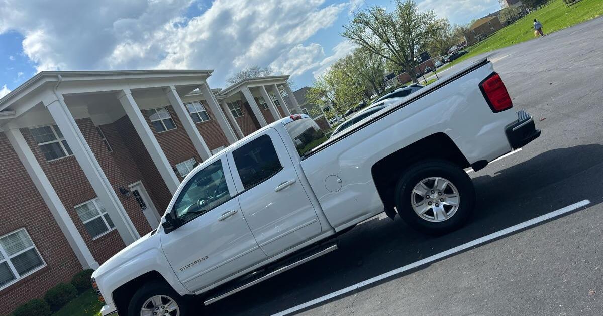 white-4x2-truck-year-2015-miles-130-thousand-clean-title-in-excellent