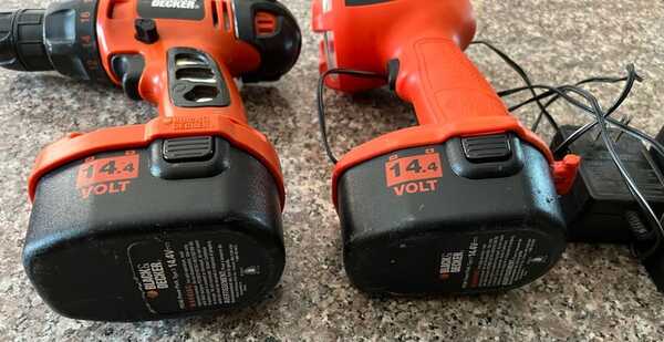 Black & Decker 14.4v Cordless Drill Unit & Light With Charger & 2