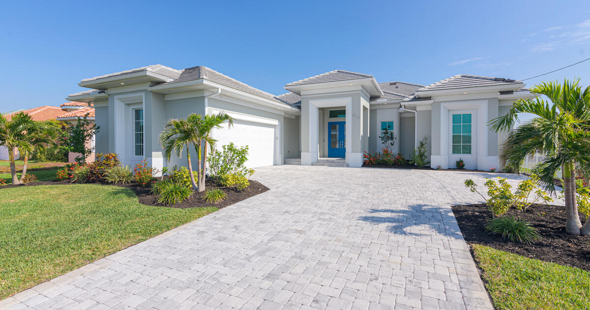 Gulf Access Pool Home with lift & Captains Walk in Cape Coral for
