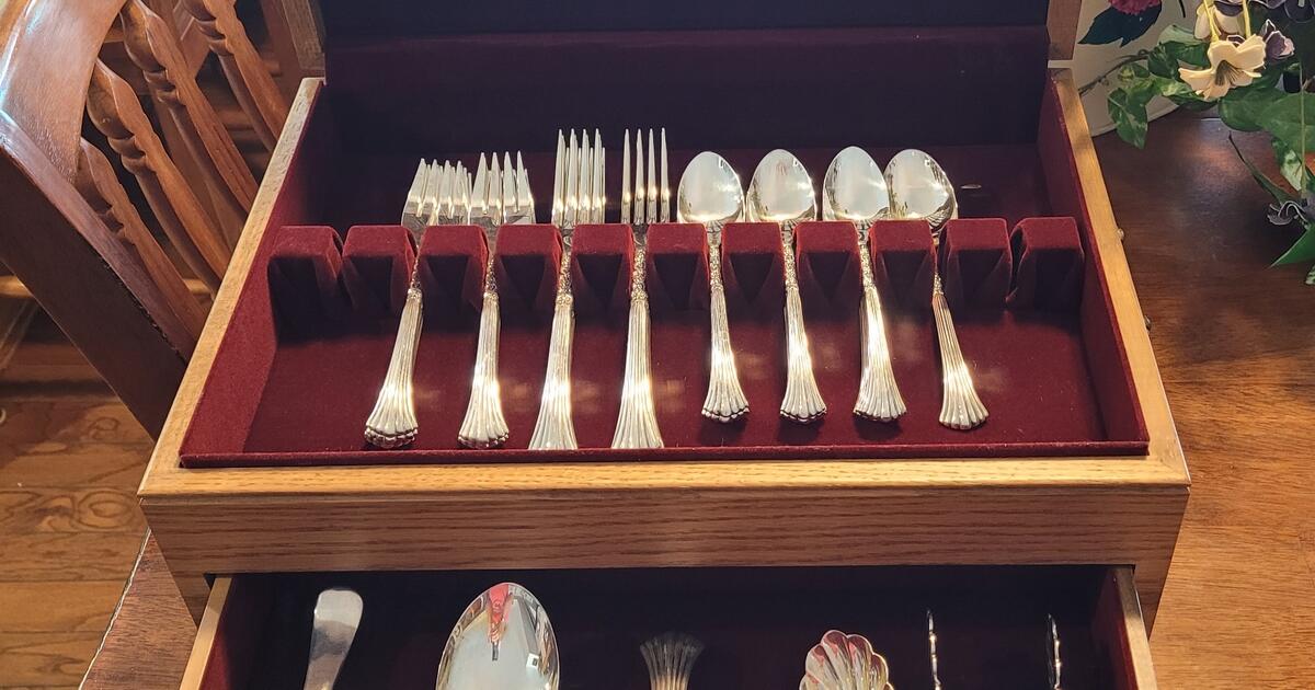 Oneida Silver "Flora Queen" Silverplate Flatware, 40 Pieces for 125 in