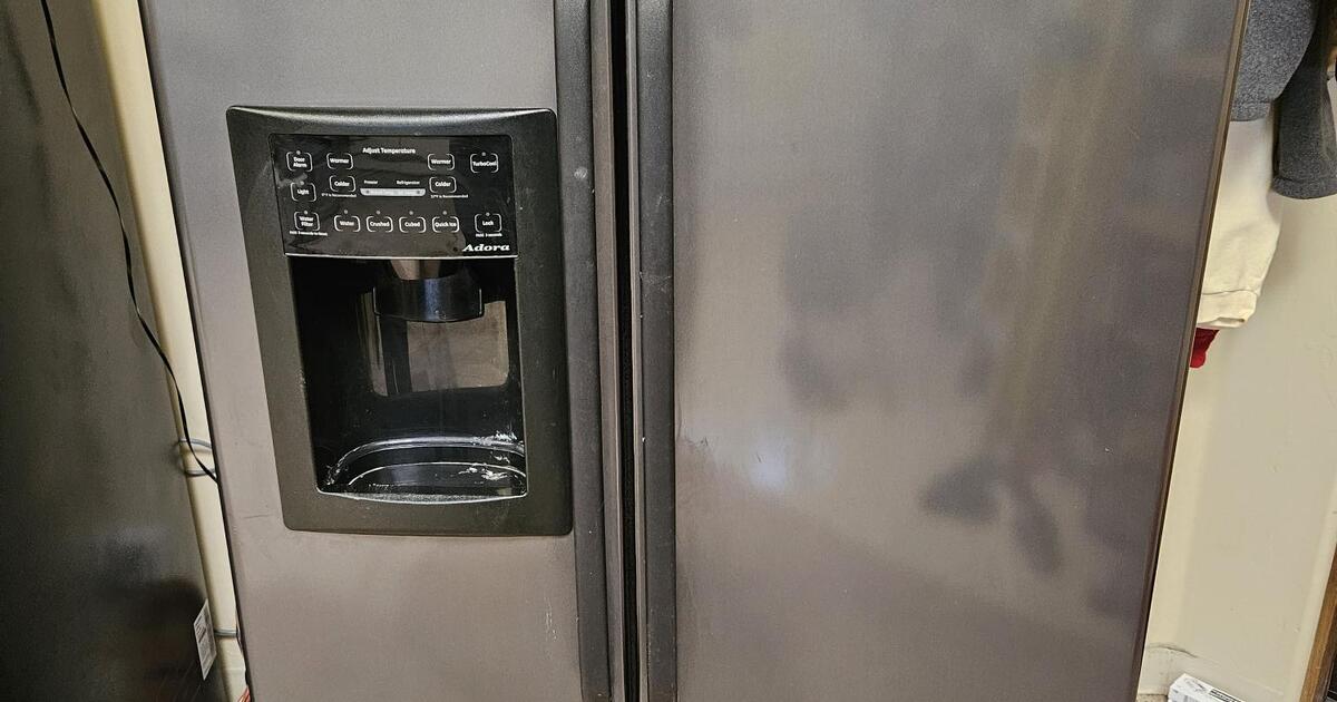 Great Garage Refrigerator/Freezer GE Adora 25.4 CuFt 250 for 250 in Marana, AZ For Sale