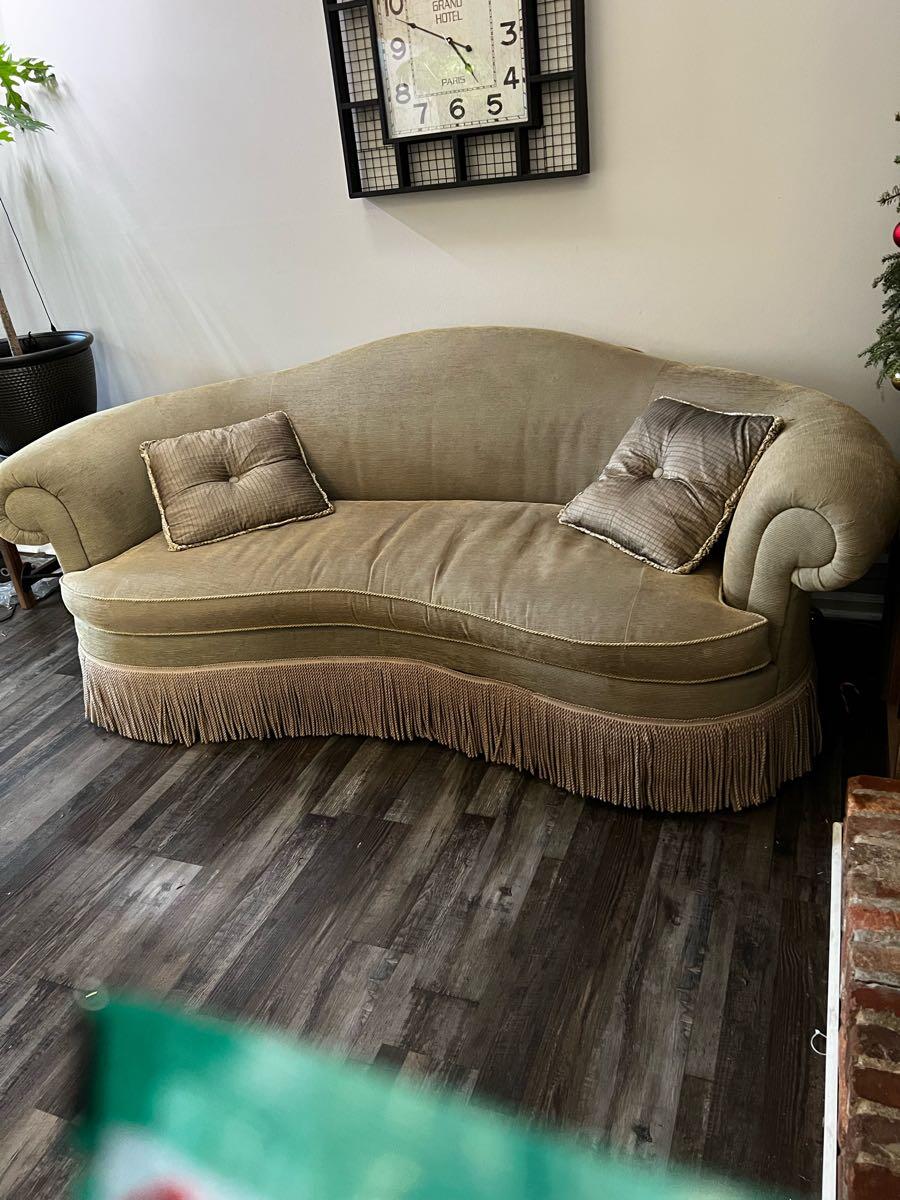Couches and coffee table for Free in Columbia, SC For Sale & Free