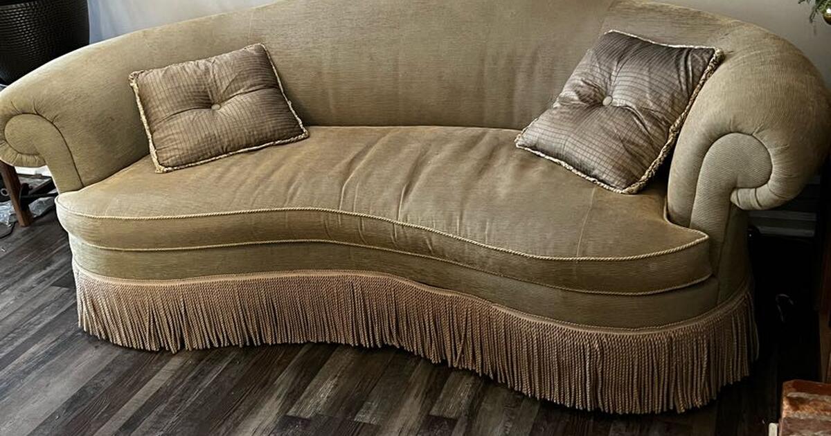 Couches and coffee table for Free in Columbia, SC For Sale & Free