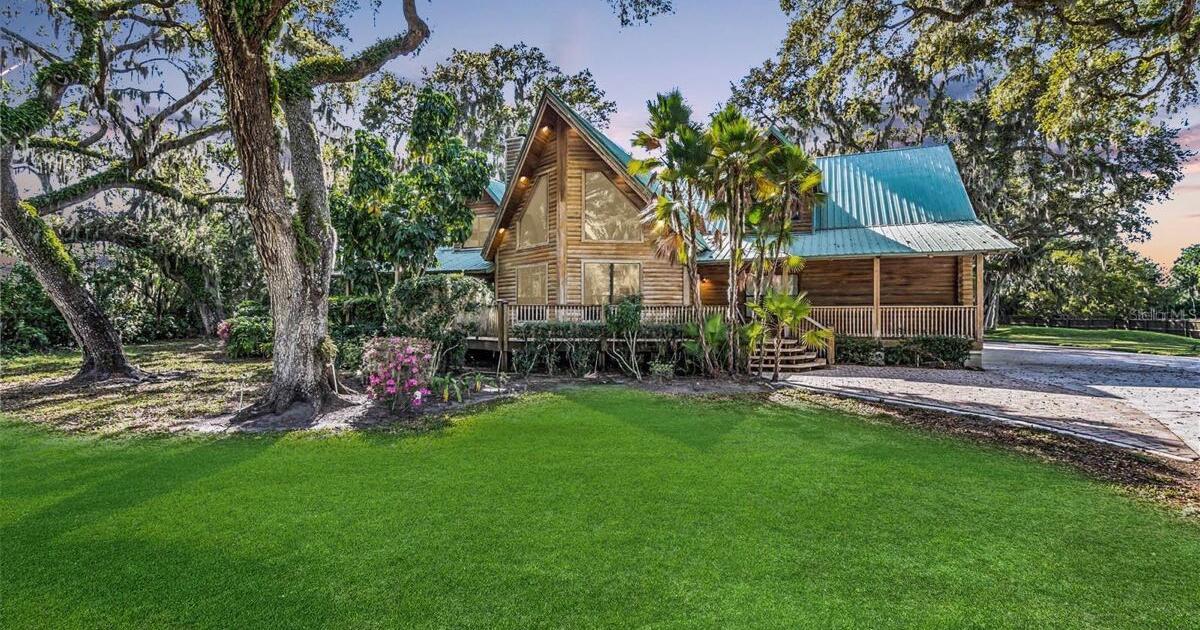 Rare, versatile log cabin on 2.5 acres for 1129000 in Palmetto, FL