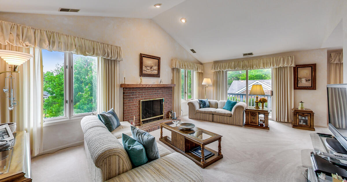 Arlington on the Pond Townhouse For Sale for 325000 in Arlington