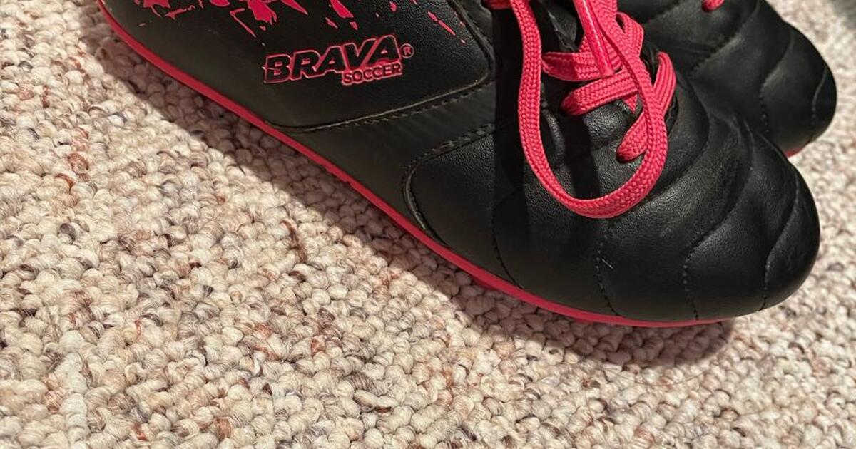 Brava Girl soccer cleats size 13 for 8 in Charlotte, NC For Sale