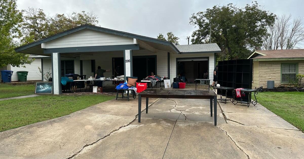 226 WAYSIDE DR—GARAGE SALE! for Free in San Antonio, TX For Sale