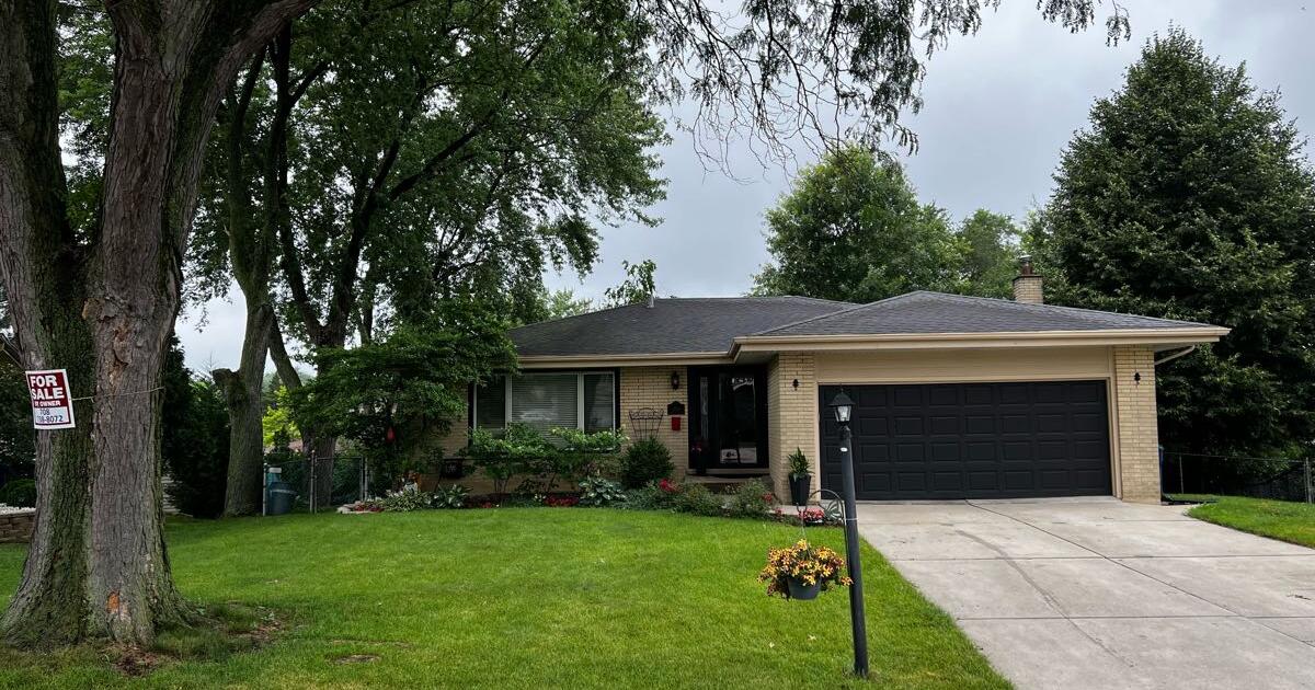 9242 S 89th Ct, Hickory Hills, IL 60457 for 379000 in Southport, NC