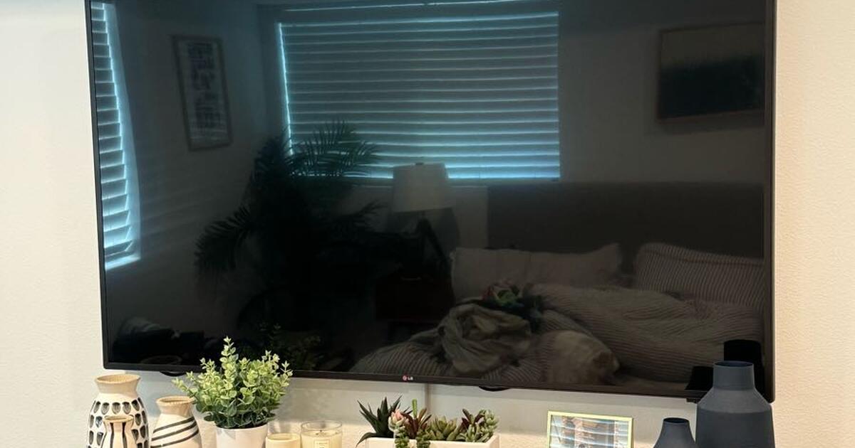 LG 60LM7200 60” 1080p TV for 160 in North Hollywood, CA For Sale