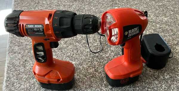 Black & Decker 14.4v Cordless Drill Unit & Light With Charger & 2