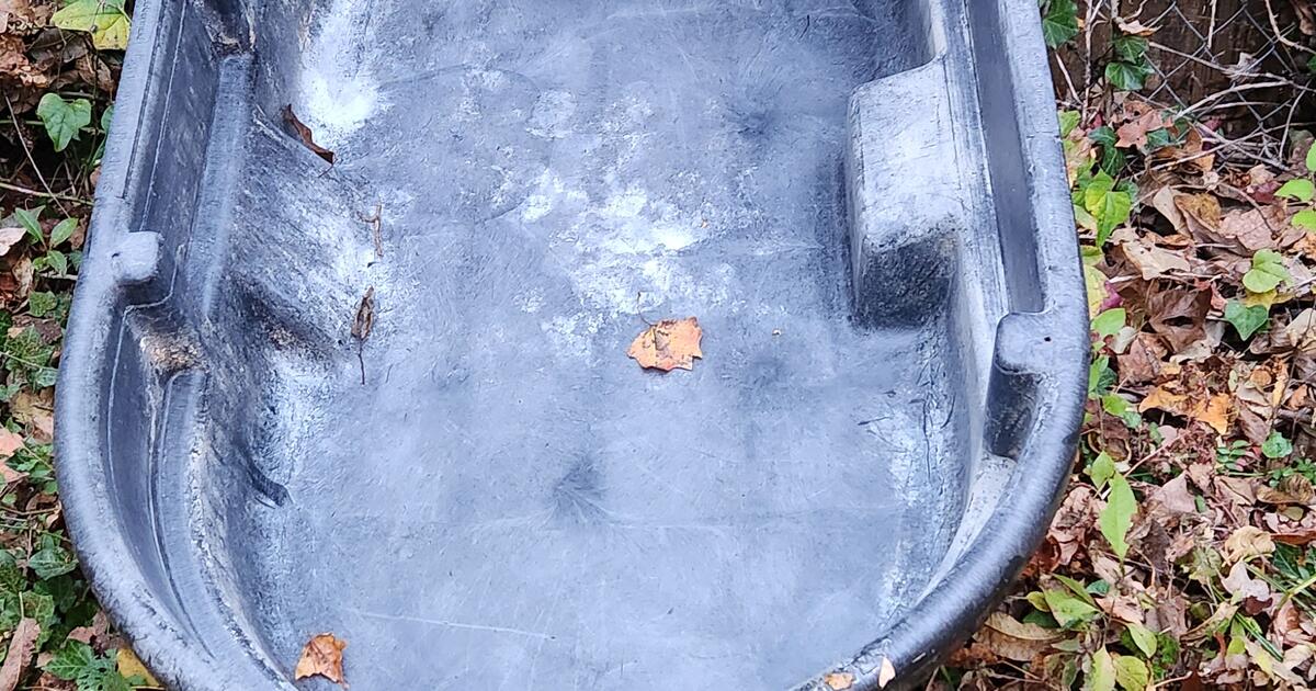 large Rubbermaid feeding/water trough for small livestock MANY OTHER