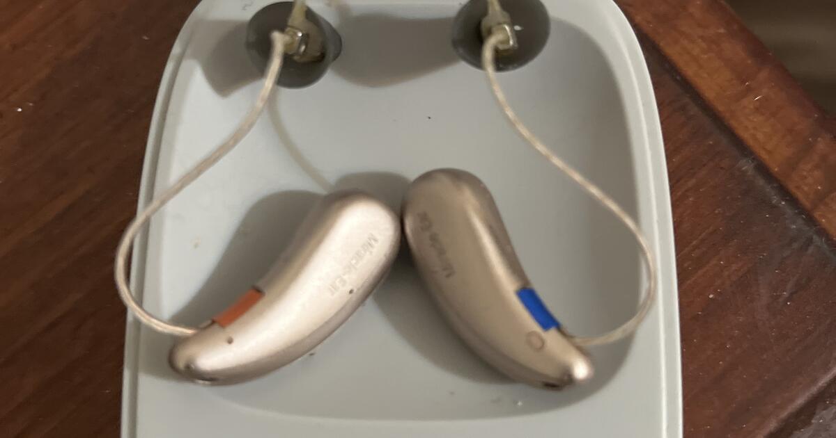MiracleEar Meenergy 3 RIC L & R hearing aids with charger case for
