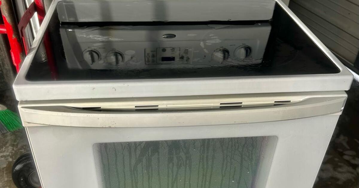 Whirlpool White Smooth Top Stove for 200 in Austin, TX For Sale