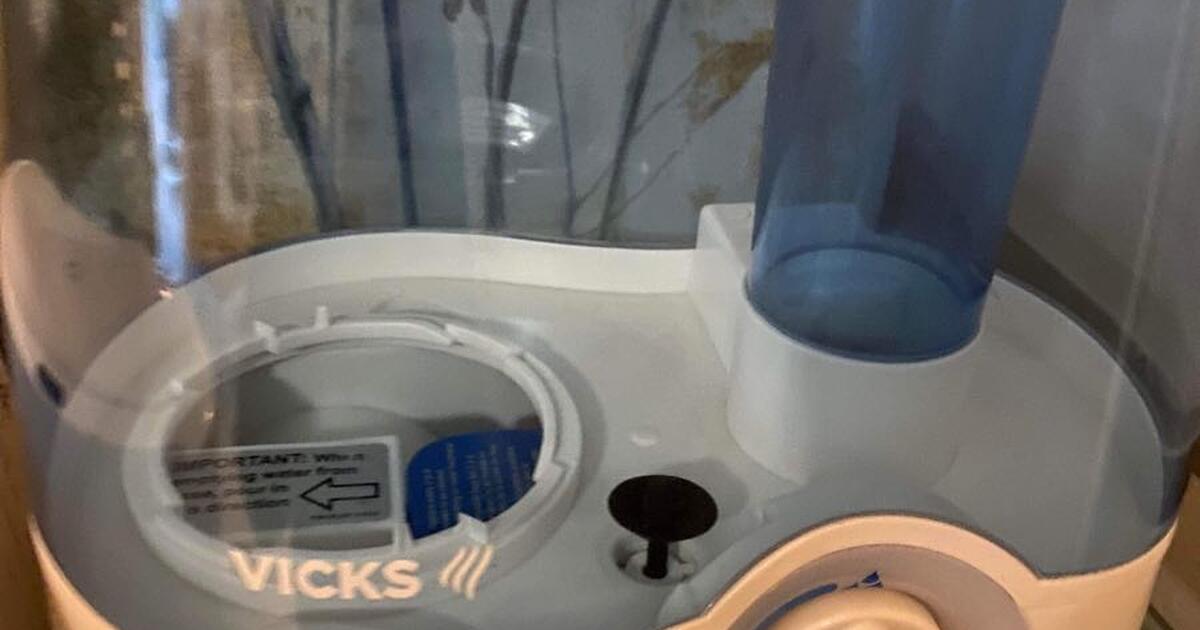 Free Vicks air humidifier , works fine but missing a part (tank cap