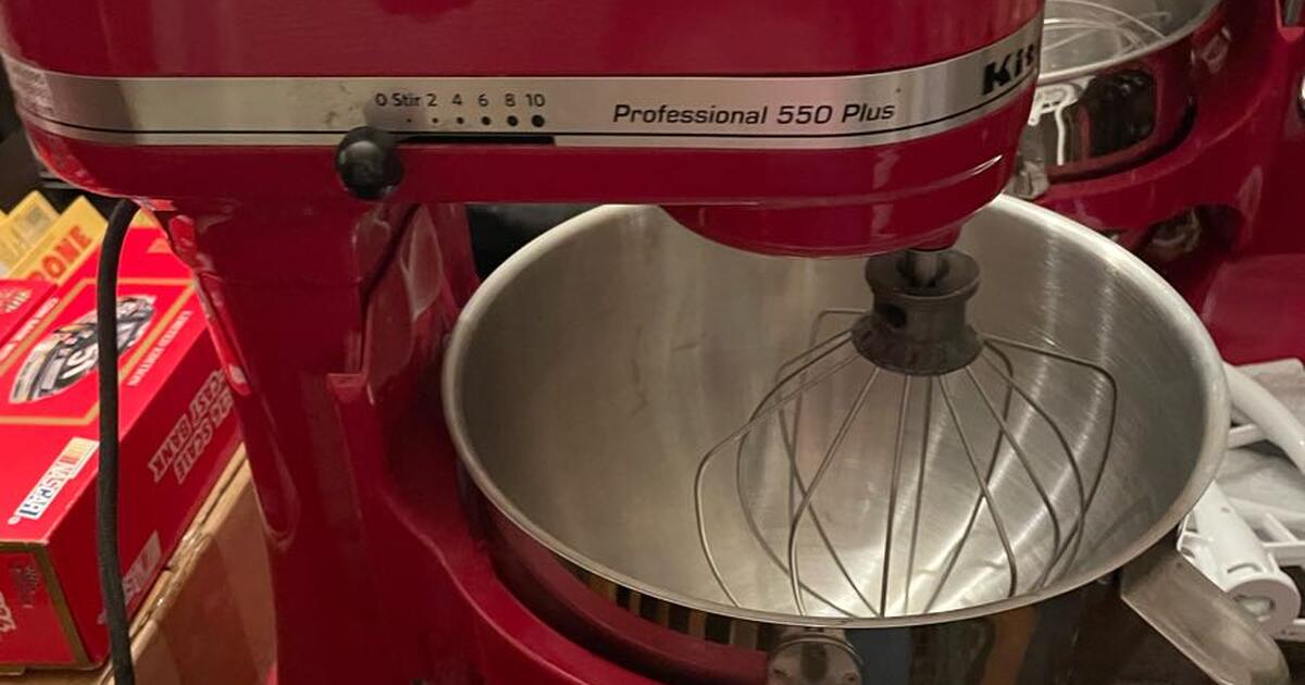 Kitchenaid 6000 has 3 attachments, bigger bowl. for 175 in North