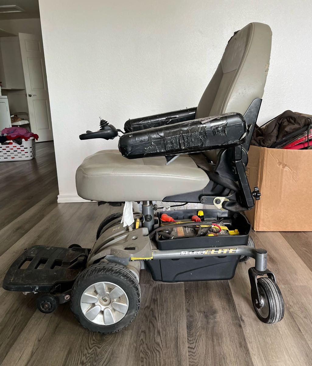 Jazzy Select Elite Electric Wheelchair for 100 in San Angelo, TX For