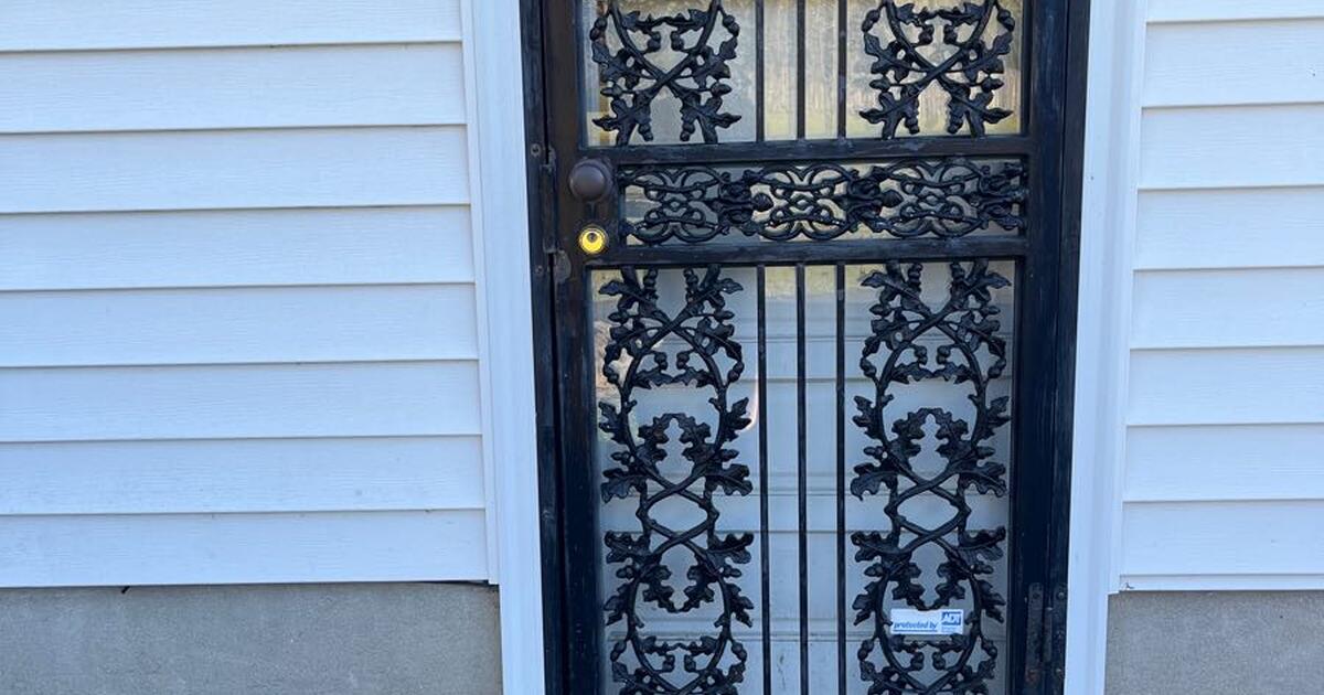 Vintage Storm Door for Free in Louisville, KY Finds — Nextdoor