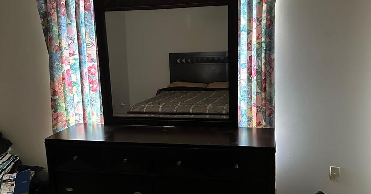 Selling bedroom, dining and kitchen sets for 700 in Davie, FL For