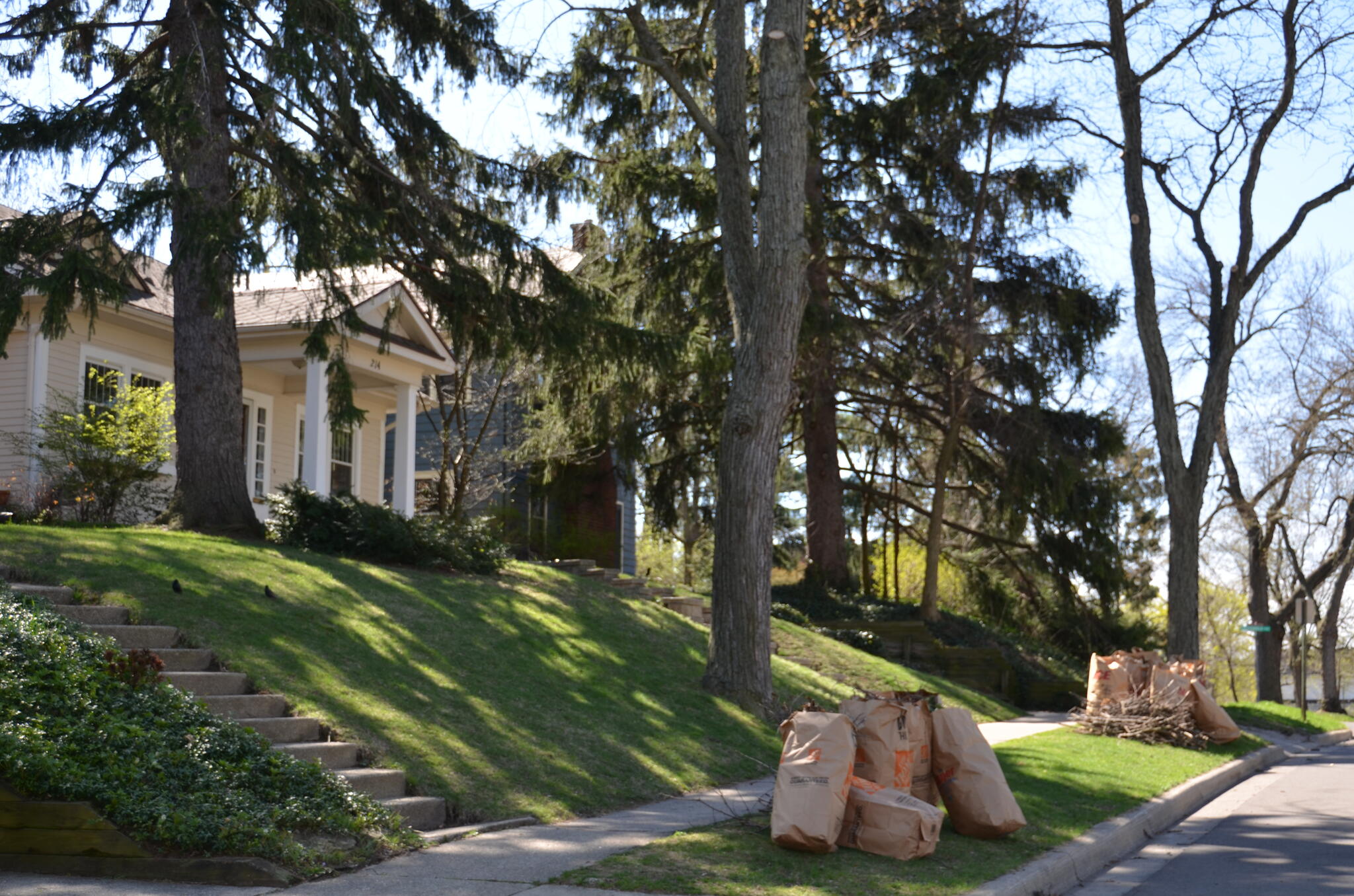 City of Lansing to begin curbside collection of yard waste