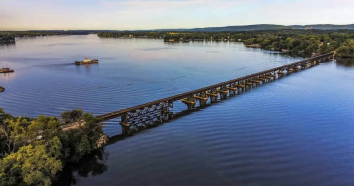 LAKE WISCONSIN APPAREL WEB STORE in Merrimac, WI For Sale & Free